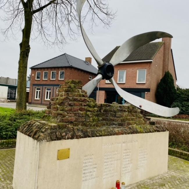 Oorlogsmonument GEBOGEN MAAR NIET GEBROKEN