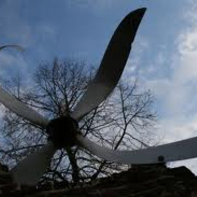 Oorlogsmonument GEBOGEN MAAR NIET GEBROKEN