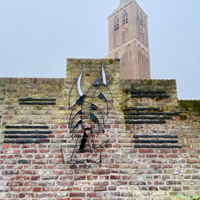 Oorlogsmonument Feniks Broekhuizenvorst en gemeentewapen voormalige gemeente Broekhuizen