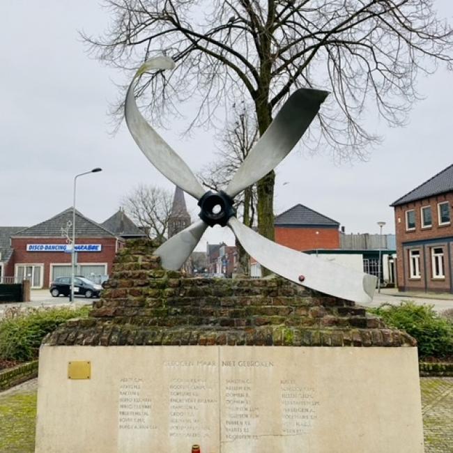 Oorlogsmonument GEBOGEN MAAR NIET GEBROKEN