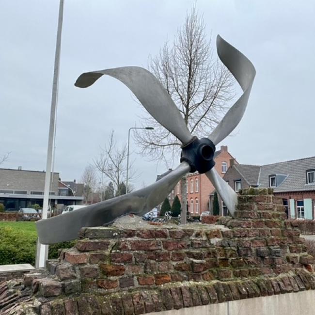 Oorlogsmonument GEBOGEN MAAR NIET GEBROKEN